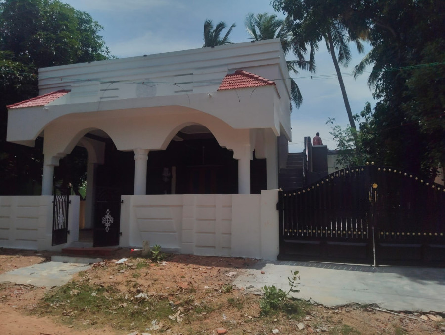 2400 Saft Plot Size / 1400 Sqft Built Area / East Facing / 2 BHK / Rasale House / 20 years old / 55 Lakhs - Negotiable / Sipcot Pudukkottai / HS 310