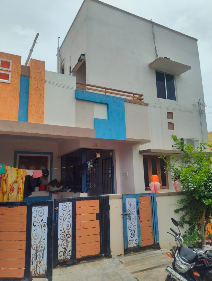 1200 Sqft Plot Size / 1250 Sqft Built Area / West Facing / 3 BHK  / 70 Lakhs / Resale 4 Years Old / Pudukkottai Mountzion School Near / HS 402